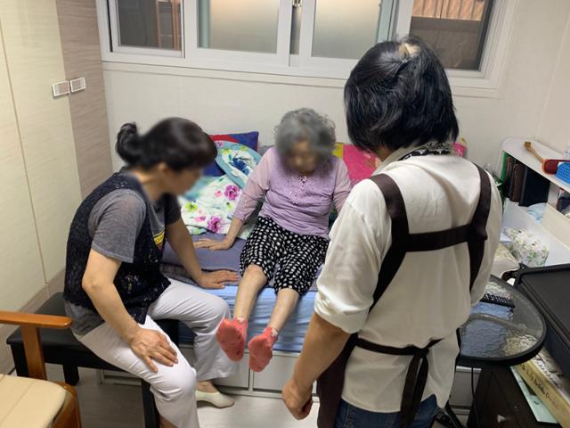 '빨간펜 대신 실버펜' 실버테크 뛰어드는 기업들 - 뉴스 썸네일 이미지