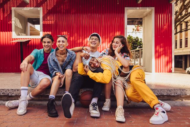 ‘나이키’ 입고 신고 ‘코치’ 손에 들고... 미국 Z세대 소비 성향 - 뉴스 썸네일 이미지