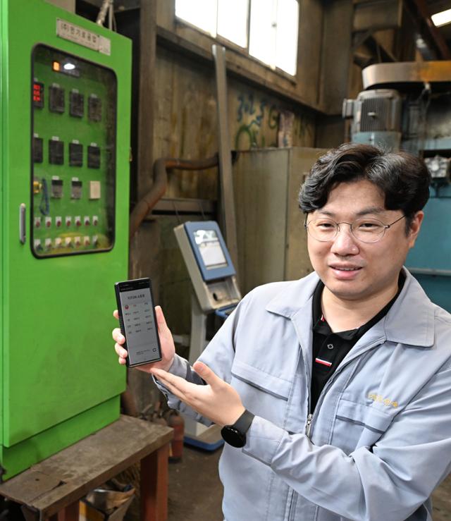 박민기 ㈜삼창선재 대표가 공장 핵심 설비인 전기로에 도입한 인터페이스를 설명하고 있다. 배우한 기자