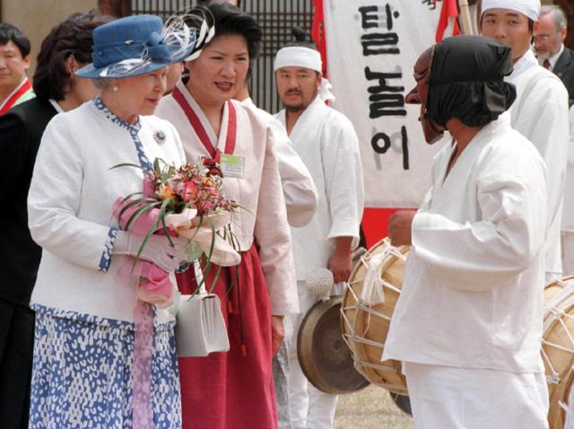 1999년 방한 당시 안동 하회마을에서 하회별신굿 탈놀이를 관람한 뒤 공연자와 이야기를 나누는 엘리자베스 2세 여왕의 모습. 연합뉴스 자료사진