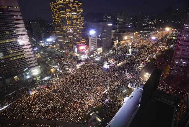 2016년 12월 서울 광화문 광장에서 박근혜 대통령 퇴진을 요구하는 촛불집회가 열리고 있다. 한국일보 자료사진