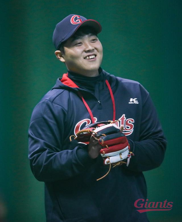 이대호가 찍은 '후계자' 한동희 “토끼의 해, 무조건 잘 된다는 마음으로” | 한국일보