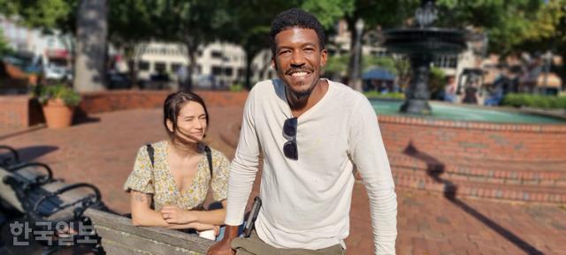 7일 미국 조지아주 애틀랜타 교외 도시 매리에타의 매리에타스퀘어에서 만난 30대 흑인 남성 말리크 알리(오른쪽). 배우가 직업이다. 매리에타=권경성 특파원