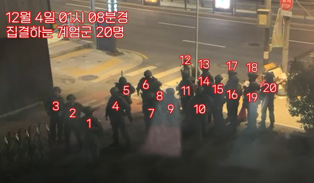 김어준씨가 6일 자신이 진행하는 유튜브 시사 프로그램 ‘김어준의 겸손은힘들다 뉴스공장’에서 4일 새벽 계엄군 20명이 서울 서대문구 겸손방송국에 집결한 사진을 공개했다. 뉴스공장 캡처