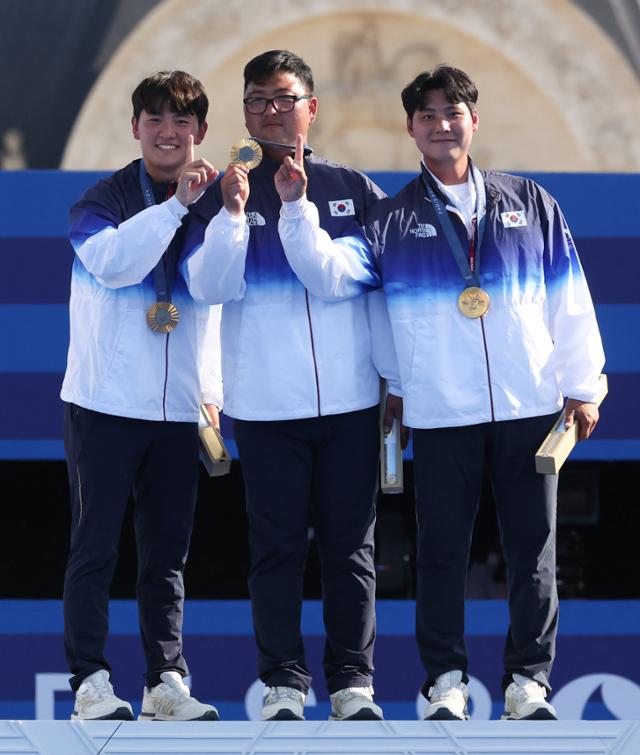 2024년 7월 29일(현지시간) 프랑스 파리 앵발리드 경기장에서 열린 2024 파리 올림픽 남자 리커브 단체 결승 한국과 프랑스의 경기. 김제덕, 김우진, 이우석이 시상식에서 금메달을 들고 기념사진 촬영을 하고있다. 파리=서재훈 기자