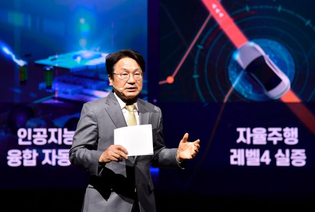 강기정 광주광역시장이 2023년 3월 29일 오후 광주 남구 광주실감콘텐츠큐브(GCC) 1층 VX스튜디오에서 열린 광주 미래차 비전선포식에 참석해 미래차산업 경쟁력을 높이기 위한 4대 추진 전략을 발표하고 있다. 광주광역시 제공