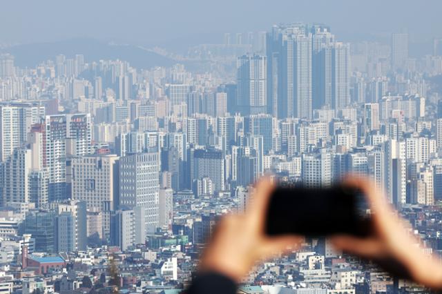지난달 17일 서울 중구 남산에서 바라본 서울 도심 아파트 모습. 뉴스1