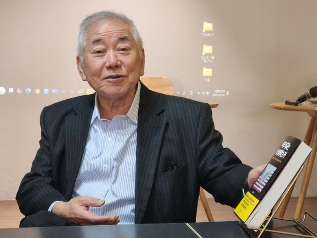 문정인 연세대 명예특임교수는 31일 서울 종로구의 한 카페에서 열린 책 '미국 외교는 왜 실패하는가' 출간 기자간담회에서 트럼프 2.0시대 한국의 대미 외교 방향에 대해 &quot;남북이 평화협정을 맺으면 자연히 미국, 중국의 의존도가 낮아지며 한미 관계와 한중 관계의 주도권이 높아질 것&quot;이라고 말했다. 송옥진 기자