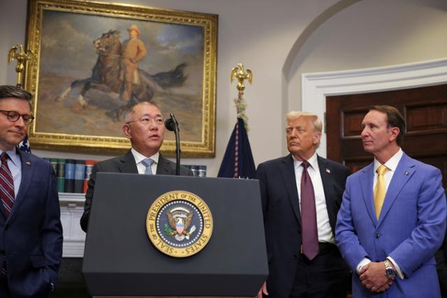 정의선(왼쪽 두 번째) 현대차그룹 회장이 지난달 24일 백악관 루스벨트룸에서 도널드 트럼프(세 번째) 미국 대통령이 지켜보는 가운데, 대미 신규 투자 계획을 발표하고 있다. 정 회장은 이날 미국 백악관에서 향후 4년 동안 210억 달러(약 31조 원)의 대미 신규투자를 발표한다고 밝혔다. 워싱턴=AP 뉴시스