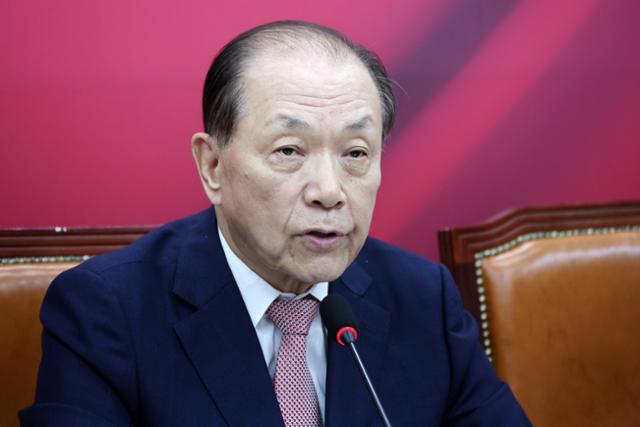 황우여 국민의힘 선거관리위원장이 22일 국회에서 제21대 대통령 선거 후보자 선출 2차 경선 진출자 명단을 발표하고 있다. 뉴시스