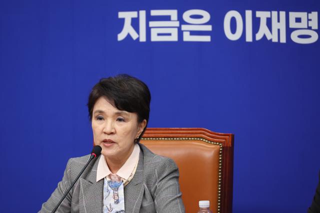 5일 서울 여의도 국회에서 더불어민주당 강금실 총괄선거대책위원장이 기자간담회를 하고 있다. 연합뉴스
