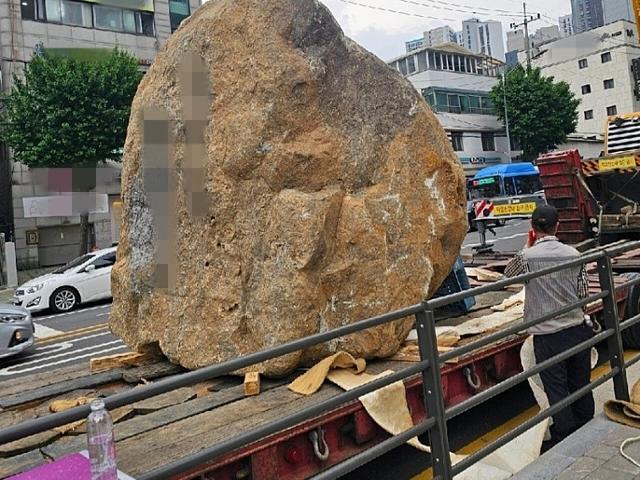 ソウル里門洞新築甘いかに 6000万ウォンの巨大石登場… 何の事? | 韓国日報