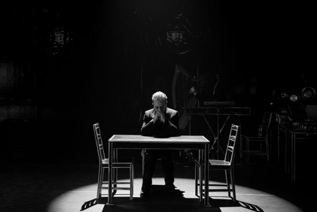 영화 '보노: 스토리즈 오브 서렌더'는 보노가 무대에서 자신을 삶을 돌아보는 모습을 영상화했다. 애플TV플러스 제공