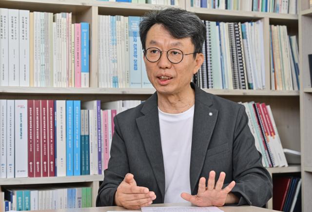 이광재 한국매니페스토실천본부 사무총장이 지난 26일 서울 여의도 사무실에서 이번 대선 공약에 대해 설명하고 있다. 최주연 기자