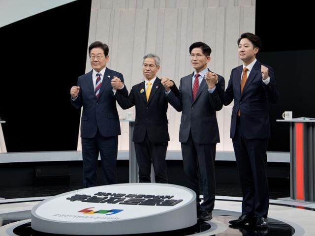 지난 27일 서울 마포구 상암동 MBC 스튜디오에서 치러진 대선후보 3차 토론회에서 후보자들이 인사를 하고 있다. 왼쪽부터 이재명, 권영국, 김문수, 이준석 후보. 뉴시스