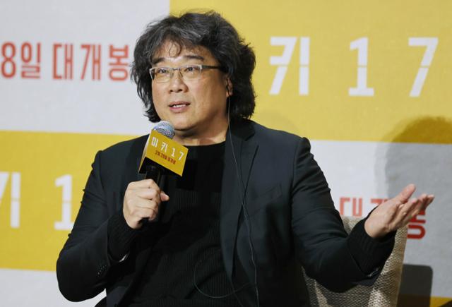봉준호 감독이 2월 20일 서울 강남구 메가박스 코엑스점에서 열린 영화 '미키17' 기자간담회에서 인사말을 하고 있다. 연합뉴스