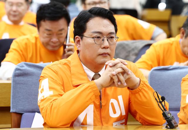 천하람 개혁신당 상임선대위원장이 3일 서울 여의도 국회의원회관에 마련된 제21대 대통령선거 개표상황실에 굳은 표정으로 자리하고 있다. 뉴스1