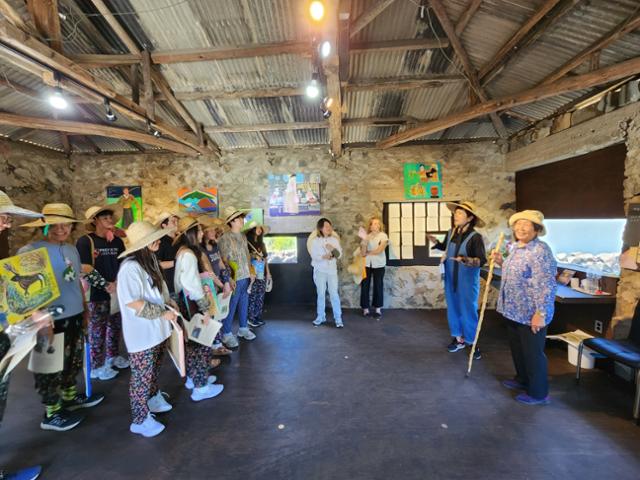 5일 제주 조천읍 선흘1리의 올레미술관을 찾은 프린스턴대 학생들에게 무지개할망 고순자씨가 자신의 작품을 설명하고 있다. 제주=김영헌 기자