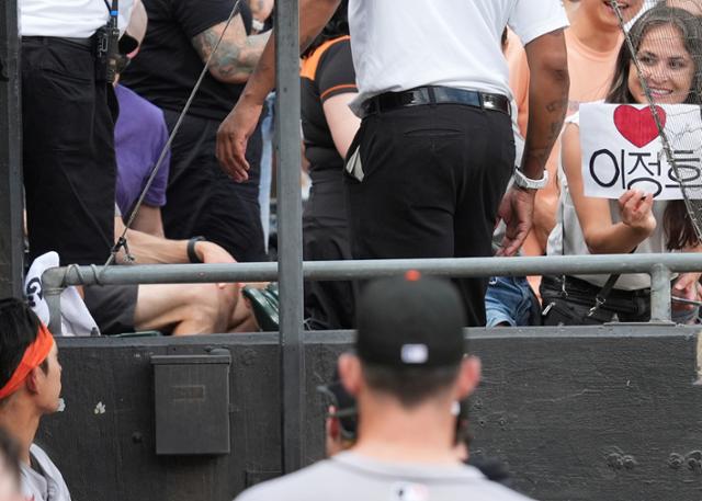 이정후(왼쪽 아래)가 6월 30일(한국시간) 시카고 화이트삭스와 경기 도중 자신의 이름과 하트를 그려온 현지 팬을 바라보고 있다. 시카고=AP 연합뉴스