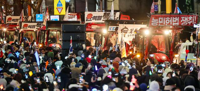 전국농민회총연맹(전농)의 트랙터들이 지난해 12월 22일 서울 서초구 남태령에서 '윤석열 구속 촉구' 집회를 가진 뒤 용산구 한남동 대통령관저로 향하고 있다. 뉴스1