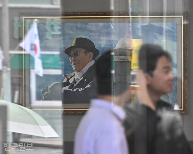 18일 민중기 특별검사팀이 압수수색을 실시한 서울 용산구 통일교 서울 본부 1층에 문선명 총재의 사진이 걸려있다. 이날 특검팀은 '건진법사 청탁 의혹'과 관련해 가평에 위치한 통일교와 서울 용산구에 있는 서울 본부에 대한 압수수색을 실시했다. 홍인기 기자