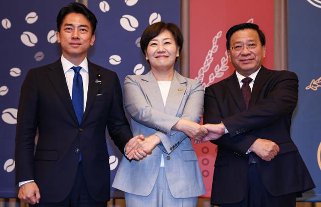 송미령(가운데) 농림축산식품부 장관이 한쥔(오른쪽) 중국 농업농촌부 부장, 고이즈미 신지로 일본 농림수산성 대신과 11일 인천 파라다이스호텔에서 열린 '제4차 한일중 농업장관회의'에 앞서 기념촬영을 하고 있다. 인천=뉴스1