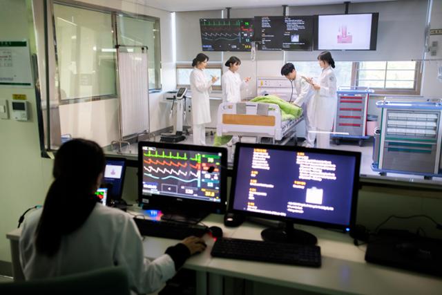 간호학과 통합시뮬레이션 실습 수업.