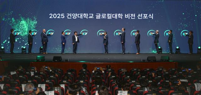 건양대 글로컬대학 비전 선포식에서 참석자들이 새로운 도약을 위한 퍼포먼스를 하고 있다. 왼쪽부터 장승호 건양대 총학생회장, 박태식 LIG넥스원 미사일시스템사업부문장, 크시슈토프 그라보프스키 폴란드 비엘코폴스카주 부주지사, 백성현 논산시장, 전형식 충남도 정무부지사, 김용하 건양대 총장, 유득원 대전시 행정부시장, 최재성 계룡시 부시장, 배석환 건양대 글로컬대학사업추진단장, 배송영 육군 정보화기획참모부장, 김민수 건양대 직원노동조합 지부장. 논산=하상윤 기자