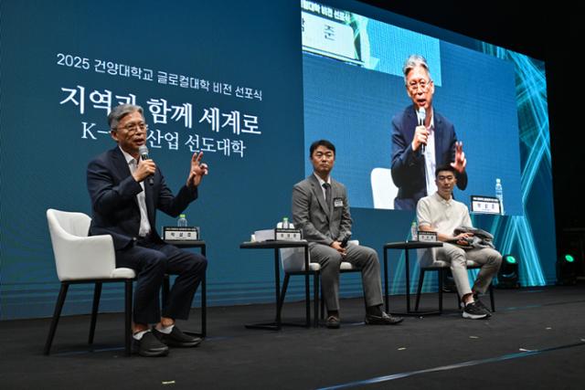 건양대학교에서 열린 ‘글로컬 국방포럼’에서 박삼준 국방기술진흥연구소 AI PD가 발표하고 있다. 논산=하상윤 기자