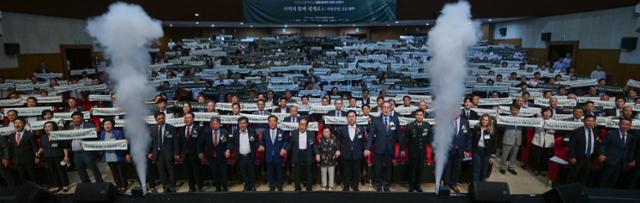 지난달 28일 충남 논산시 건양대학교에서 열린 ‘2025 건양대학교 글로컬대학 비전 선포식’에서 김용하 건양대 총장, 김희수 명예총장, 백성현 논산시장 등 주요 참석자들이 비전 선포 기념 세리머니를 하고 있다. 2025.08.28. 논산=하상윤 기자