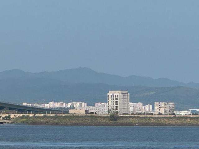 9일 중국 랴오닝성 단둥에서 압록강을 건너 바라본 북한 신의주의 새 건물이 외견상 완공된 모습이다. 세관·출입국 관리 등 국경 업무 시설로 추정된다. 단둥=이혜미 특파원