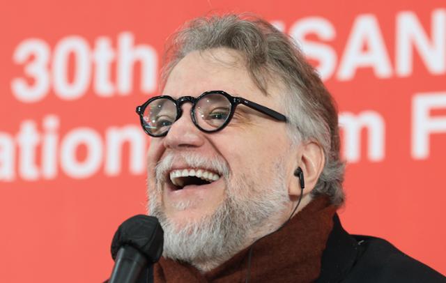 기예르모 델 토로 감독이 19일 부산 해운대구 영화의전당에서 열린 제30회 부산국제영화제 '프랑켄슈타인' 기자회견에서 질문에 답하고 있다. 뉴스1