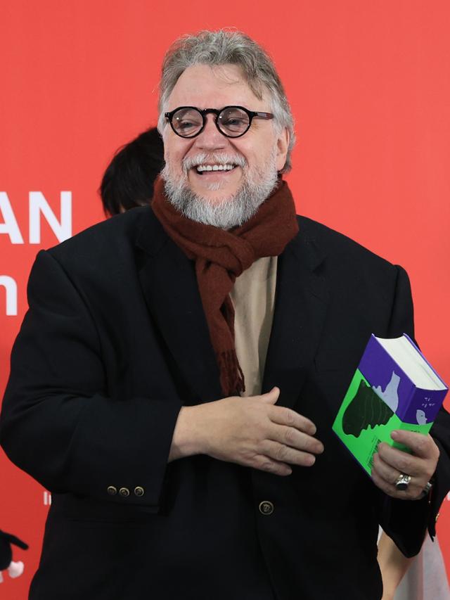 기예르모 델 토로 감독이 19일 부산 해운대구 영화의전당에서 열린 제30회 부산국제영화제 갈라 프레젠테이션 초청작 '프랑켄슈타인' 기자회견에서 영화제 측으로부터 선물 받은 책인 '한국 괴물 백과'를 들고 미소짓고 있다. 뉴스1