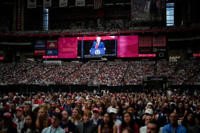 ✨Exclusive✨ - photo by AP, AFP, DPA, Reuters, Kyodo, Yonhap Copyright © 21일 우파 청년 활동가 찰리 커크의 추모식이 열린 미국 애리조나주 글렌데일 스테이트팜 스타디움이 조문객들로 가득 찬 가운데 도널드 트럼프 미 대통령이 추모 연설을 하고 있다.