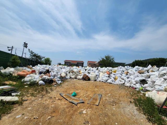 쓰레기장과 구분이 돼 있지 않은 인천 옹진군의 폐어구 반납장소. 임호선 더불어민주당 의원실 제공.