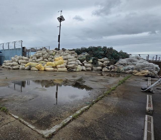 한 지자체의 폐어구 반납장소. 반납을 받을 인력도 없고, 반납장소 안내 표지도 보이지 않는다. 임호선 더불어민주당 의원실 제공.