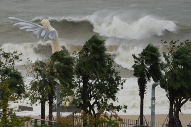 ✨Exclusive✨ - photo by AP, AFP, DPA, Reuters, Kyodo, Yonhap Copyright © 24일 제18호 태풍 라가사가 중국 광둥성 선전의 한 해변에 접근하면서 거대한 파도가 몰아치고 있다.