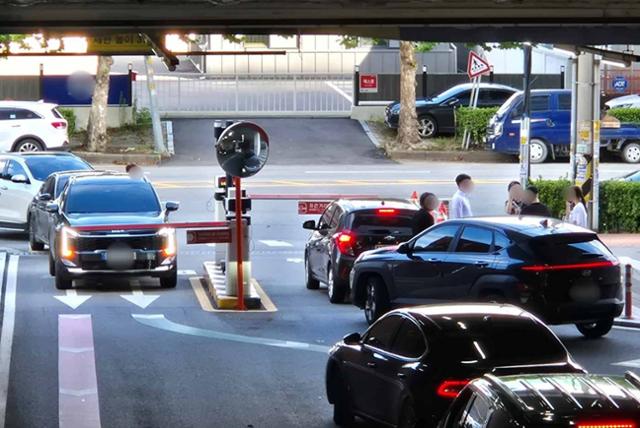 지난 7월 21일 인천 남동구 한 지식산업센터 주차장 입구 차단기가 작동을 안 해 차량들이 밀려 있다. 독자 제공