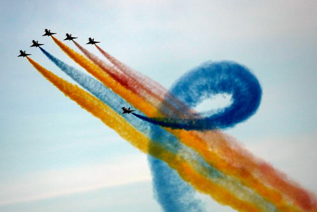2023년 11월 아랍에미리트 두바이에서 개막한 '두바이 에어쇼'에 참가한 이탈리아 공군 곡예비행단 '프레체 트리콜로리'가 비행하고 있다. 두바이=AP 뉴시스