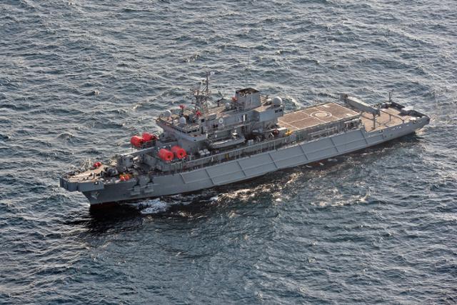 2014년 11월 26일 부산 근해에서 해군 수상함구조함인 통영함이 항해 시연을 하고 있다. 통영함의 음파탐지기 납품 비리가 불거지면서 방산 분야에 대한 전방위적인 수사가 진행됐다. 한국일보 자료사진