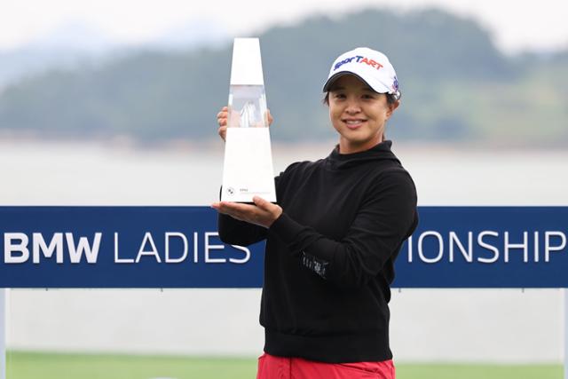 김세영이 19일 전남 해남 파인비치 골프 링크스에서 열린 미국여자프로골프(LPGA) 투어 BMW 레이디스 챔피언십에서 우승한 후 트로피를 들고 미소 짓고 있다. 해남=뉴시스