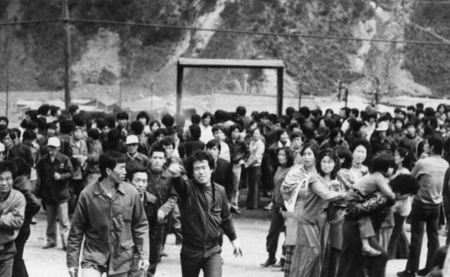 다큐멘터리 영화 ‘1980 사북’에 쓰인 사진. 1980년 4월 사북 탄광 농성자들과 그들의 가족이 탄광 작업장 인근에 모여 있는 모습. 엣나인필름 제공