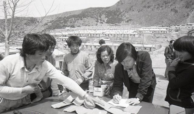 문창재(오른쪽 두 번째) 당시 한국일보 기자가 1980년 4월 강원 정선군 사북읍 동원탄좌 현장에서 광부들의 노동환경을 취재하는 모습. 한국일보 자료사진