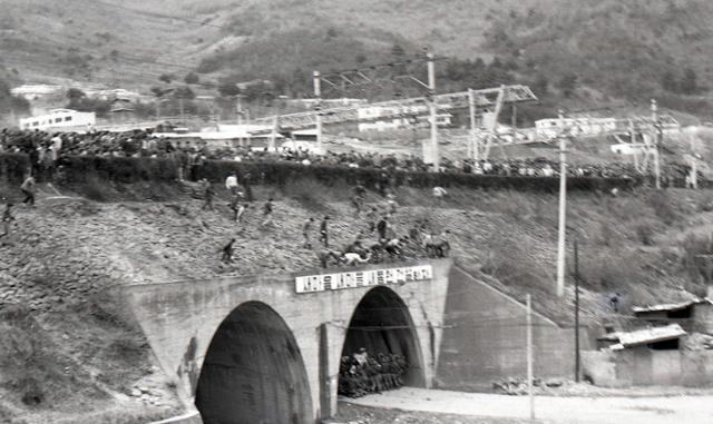 1980년 4월 21일 강원 정선군 사북읍 소재 동원탄좌 소속 광부들이 안경다리 위에서 진입을 시도하는 기동경찰에게 돌을 던지고 있다. 한국일보 자료사진