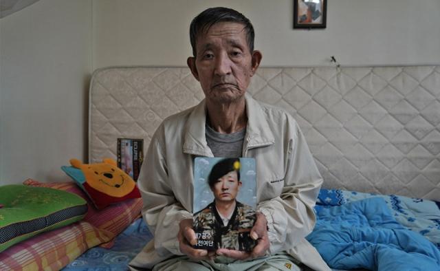 다큐멘터리 영화 ‘1980 사북’에 출연한 전 동원탄좌 광부 강윤호씨. 1980년 당시 군사재판에서 2년형을 받아 복역했던 그는 2022년 재심을 통해 무죄판결을 받았다. 재판부는 강씨의 유죄 입증 증거로 채택된 관련자의 증언이 고문으로 조작된 것으로 보인다고 판단했다. 앳나인필름 제공