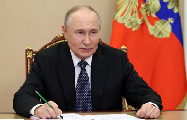 블라디미르 푸틴 러시아 대통령이 지난달 31일 크렘린궁에서 화상회의를 통해 안보위원회 회의를 주재하고 있다. 모스크바=AP 연합뉴스