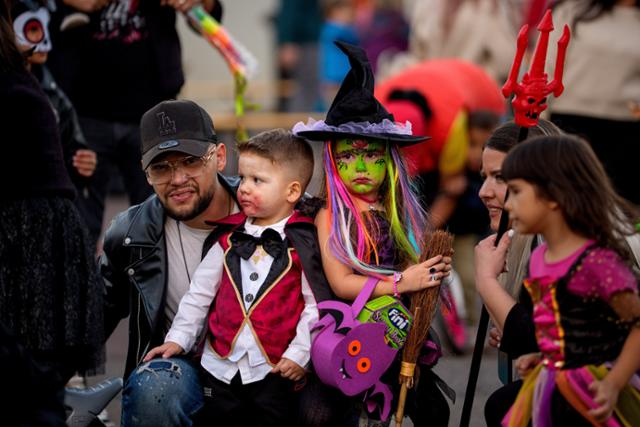 지난달 31일 루마니아 부쿠레슈티에서 열린 핼러윈 행사 ‘펌킨페스트 루마니’ 에서 어린이들이 핼러윈 의상을 입고 있다. 부쿠레슈티=AP 연합뉴스