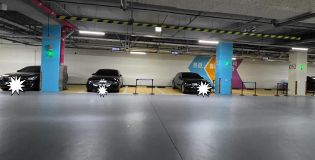 충남도 고위 간부들이 ‘출장’ 명목으로 금요일 오후 세종 등지로 일을 보러가면서 '조기 귀가' 논란이 일고 있다. 사진은 지난 14일 오후 3시 촬영된 충남도청 지하주차장 모습. 간부 전용 구역 태반이 비어 있다. 홍성= 윤형권 기자