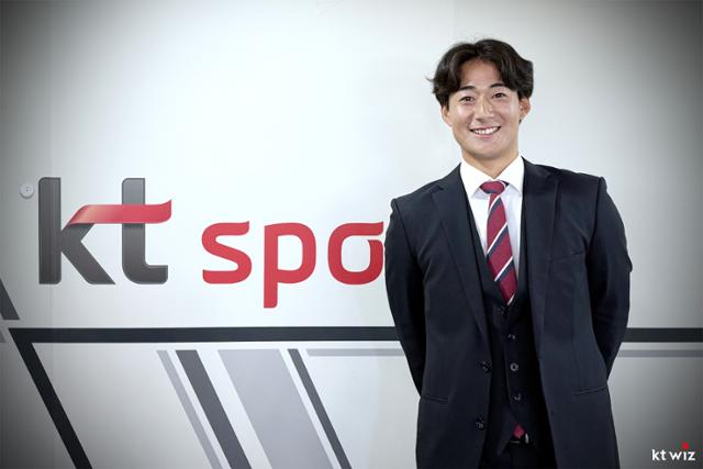 KT 위즈 유니폼을 입은 스기모토 코우키 이미지