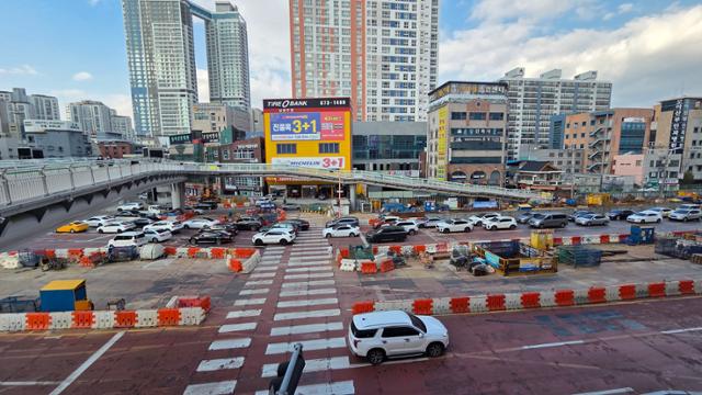 19일 오후 광주 남구 도시철도 2호선 1단계 백운광장 공사 현장. 강기정 광주시장이 내달 22일까지 상부 도로를 개방하겠다고 약속했지만 이곳엔 여전히 공사를 위한 복공판이 깔려 있다. 김진영 기자